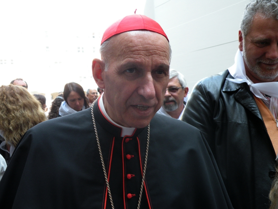La Santa Sindone - Il Cardinal Poletto si intrattiene con i pellegrini_20.JPG